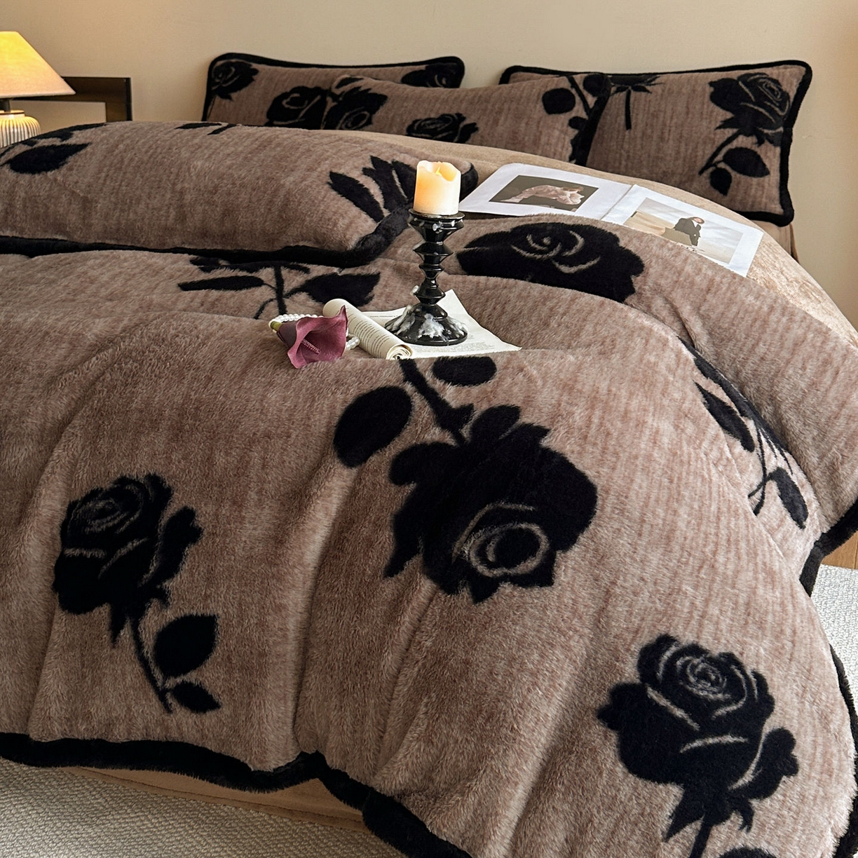 91家纺网 家纺一手货源 找家纺 梵克保罗 2025秋冬新款加厚8斤包边款美拉德仿兔毛皮草牛奶绒四件套 美拉德包边款-玫瑰晨露