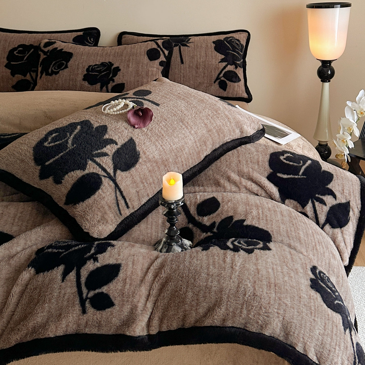 91家纺网 家纺一手货源 找家纺 梵克保罗 2025秋冬新款加厚8斤包边款美拉德仿兔毛皮草牛奶绒四件套 美拉德包边款-玫瑰晨露