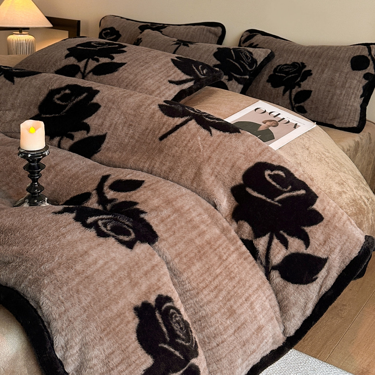 91家纺网 家纺一手货源 找家纺 梵克保罗 2025秋冬新款加厚8斤包边款美拉德仿兔毛皮草牛奶绒四件套 美拉德包边款-玫瑰晨露