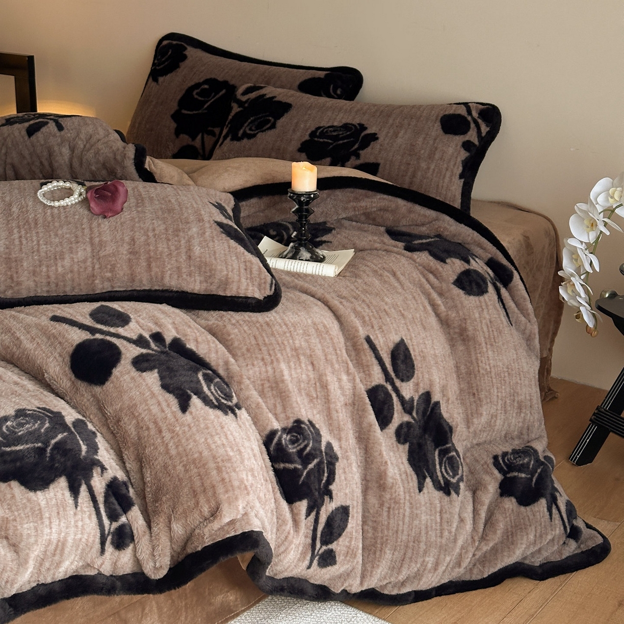 91家纺网 家纺一手货源 找家纺 梵克保罗 2025秋冬新款加厚8斤包边款美拉德仿兔毛皮草牛奶绒四件套 美拉德包边款-玫瑰晨露