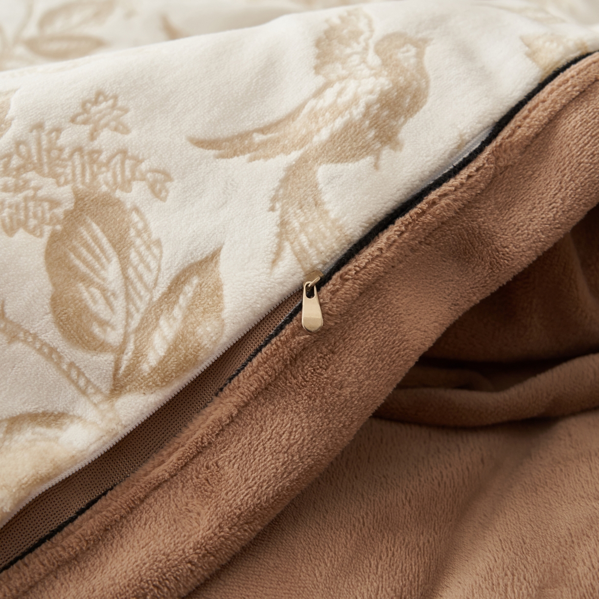 91家纺网 家纺一手货源 找家纺 寐绸家纺 2025秋冬新款230g牛奶绒染色雕花四件套 雕花四件套-玛雅