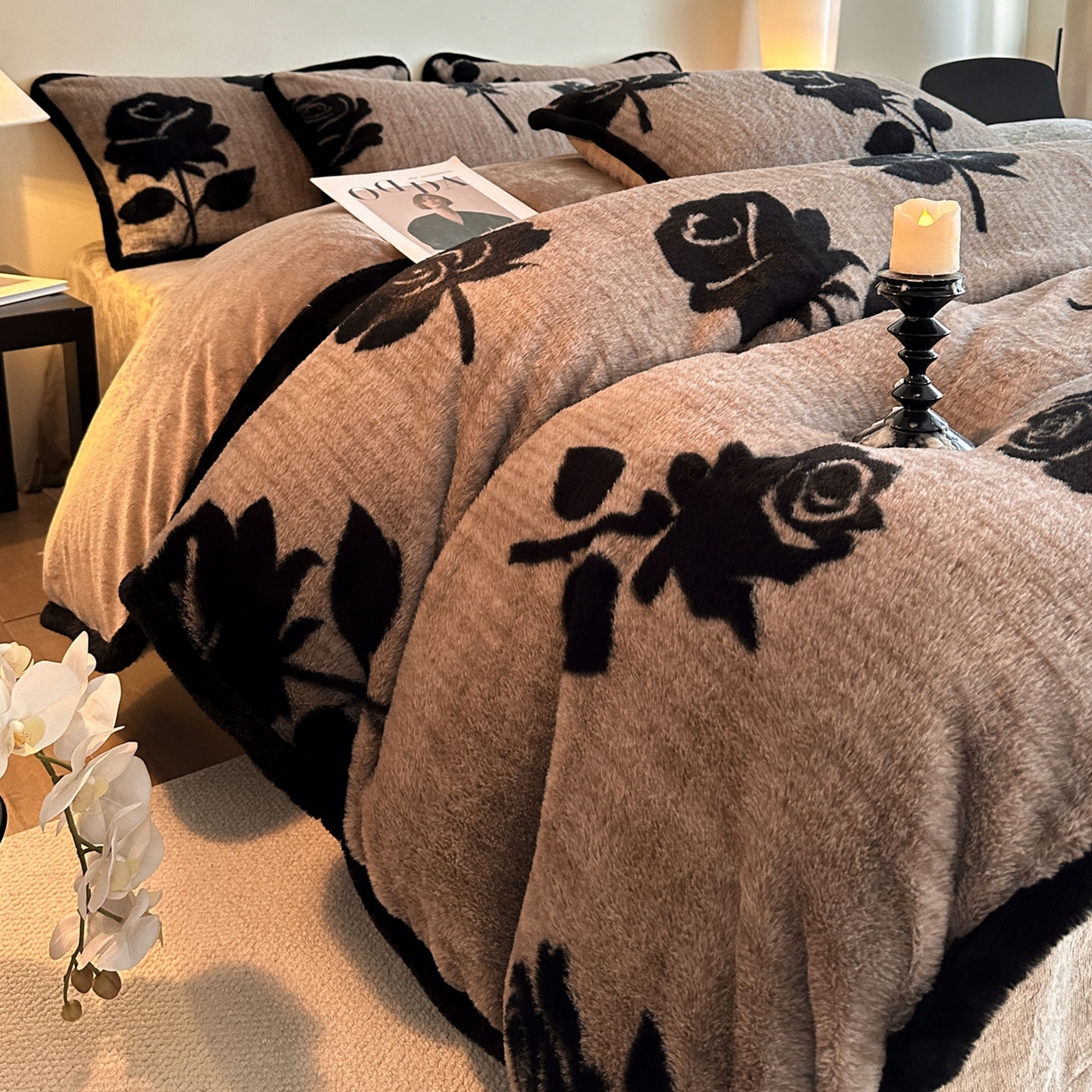 91家纺网 家纺一手货源 找家纺 梵克保罗 2025秋冬新款加厚8斤包边款美拉德仿兔毛皮草牛奶绒四件套 美拉德包边款-玫瑰晨露