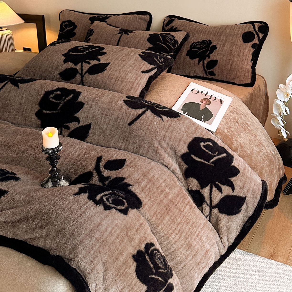 91家纺网 家纺一手货源 找家纺 梵克保罗 2025秋冬新款加厚8斤包边款美拉德仿兔毛皮草牛奶绒四件套 美拉德包边款-玫瑰晨露