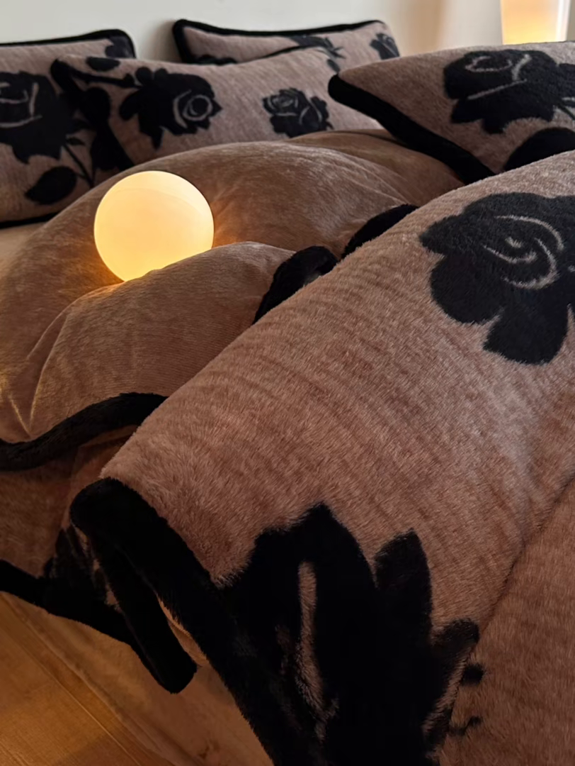 91家纺网 家纺一手货源 找家纺 梵克保罗 2025秋冬新款加厚8斤包边款美拉德仿兔毛皮草牛奶绒四件套 美拉德包边款-玫瑰晨露