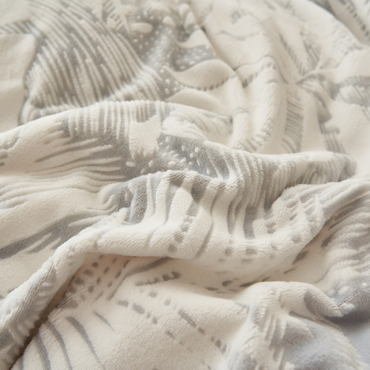 91家纺网 家纺一手货源 找家纺 寐绸家纺 2025秋冬新款230g牛奶绒染色雕花四件套 雕花四件套-漫步花庭