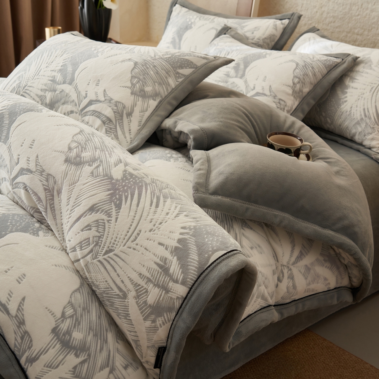 91家纺网 家纺一手货源 找家纺 寐绸家纺 2025秋冬新款230g牛奶绒染色雕花四件套 雕花四件套-漫步花庭