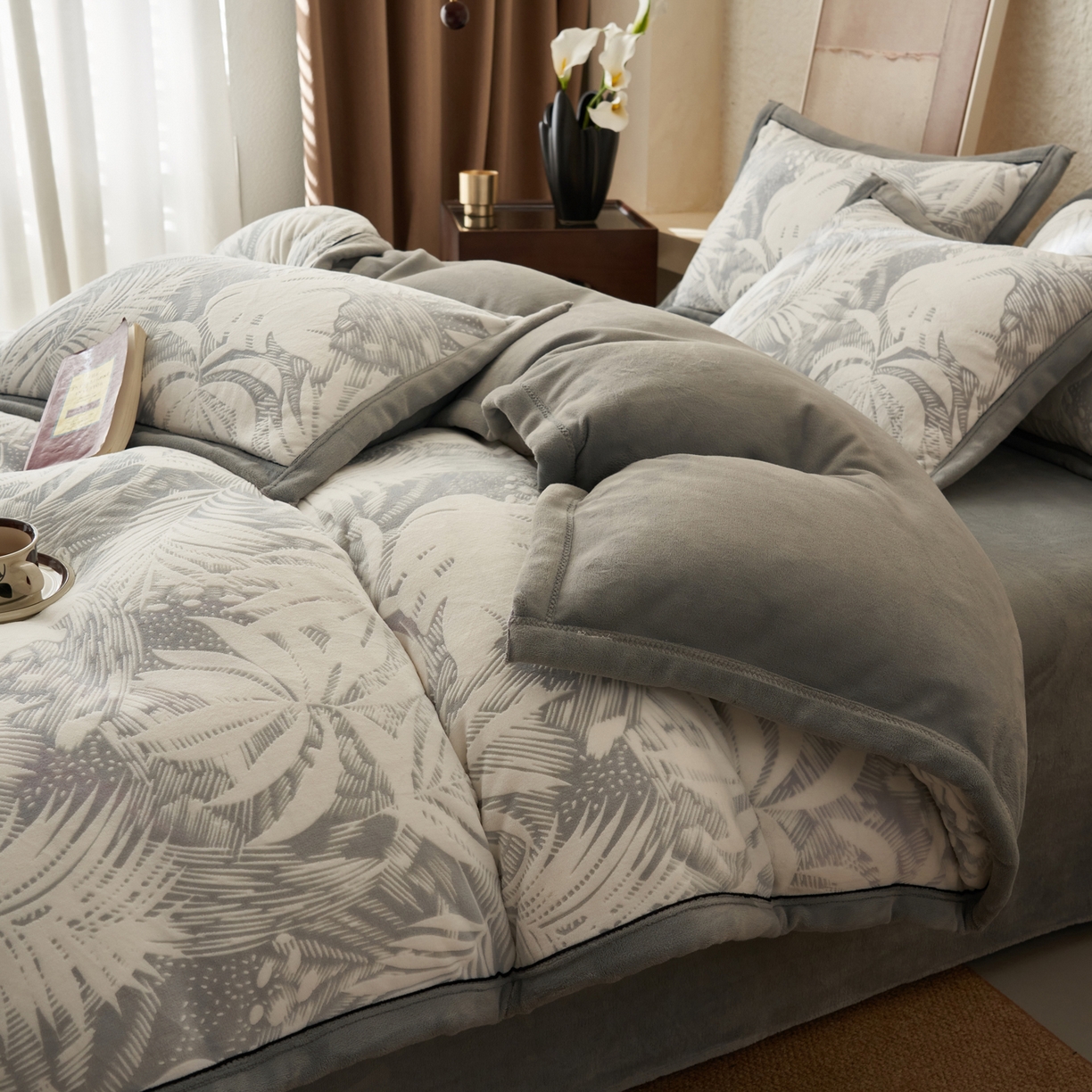 91家纺网 家纺一手货源 找家纺 寐绸家纺 2025秋冬新款230g牛奶绒染色雕花四件套 雕花四件套-漫步花庭