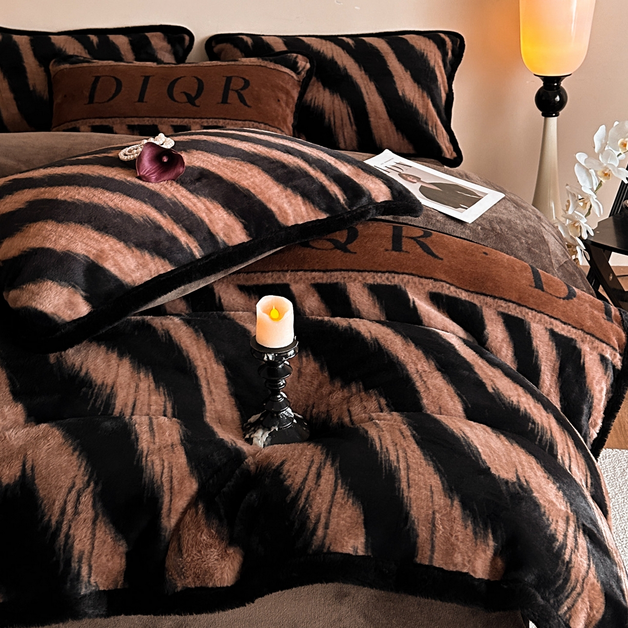 91家纺网 家纺一手货源 找家纺 梵克保罗 2025秋冬新款加厚8斤包边款美拉德仿兔毛皮草牛奶绒四件套 美拉德包边款-魅影