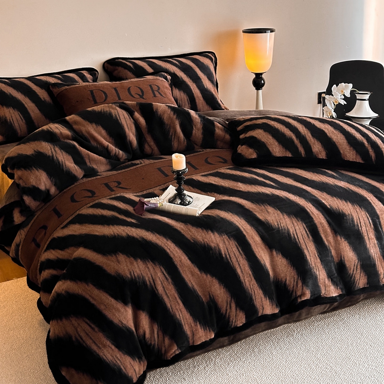 91家纺网 家纺一手货源 找家纺 梵克保罗 2025秋冬新款加厚8斤包边款美拉德仿兔毛皮草牛奶绒四件套 美拉德包边款-魅影