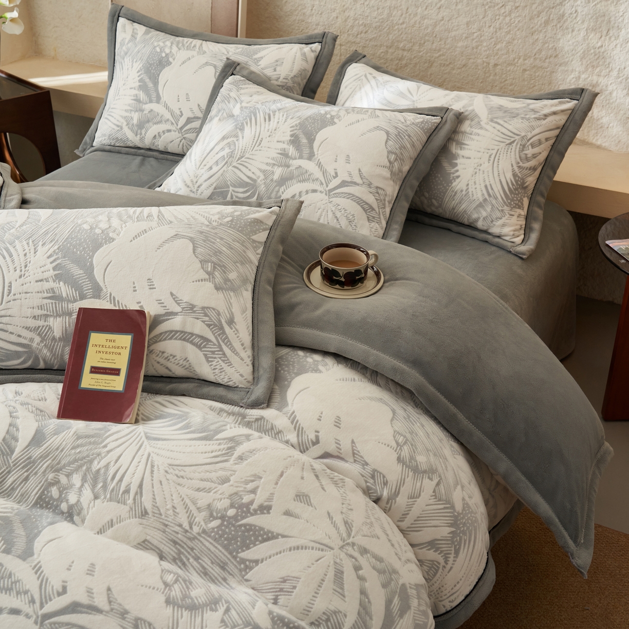 91家纺网 家纺一手货源 找家纺 寐绸家纺 2025秋冬新款230g牛奶绒染色雕花四件套 雕花四件套-漫步花庭