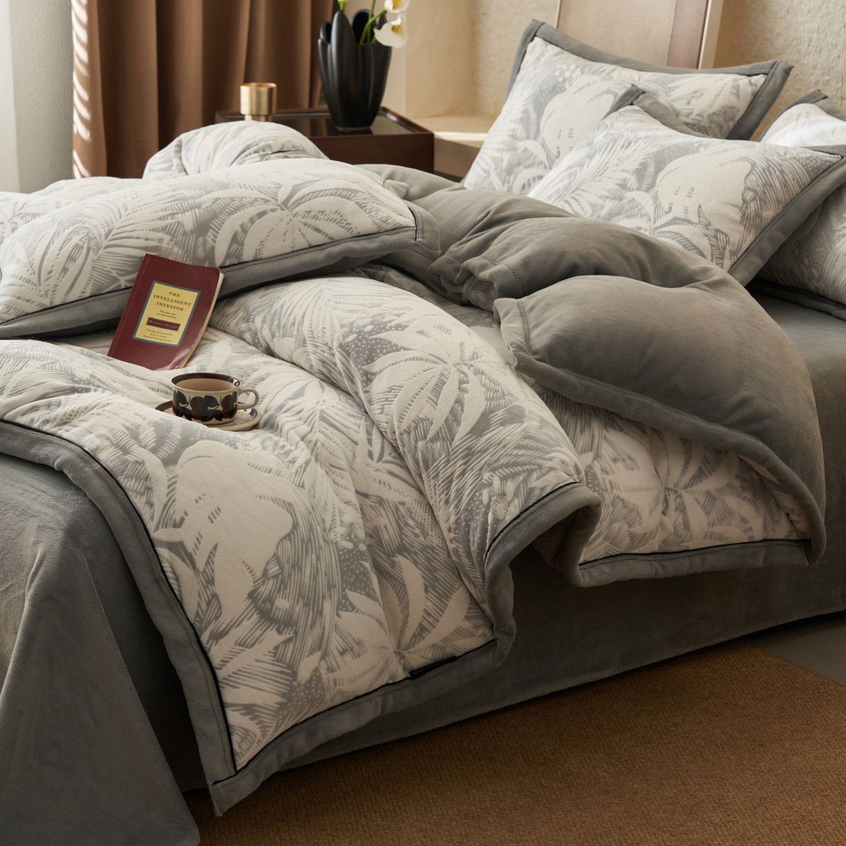 91家纺网 家纺一手货源 找家纺 寐绸家纺 2025秋冬新款230g牛奶绒染色雕花四件套 雕花四件套-漫步花庭