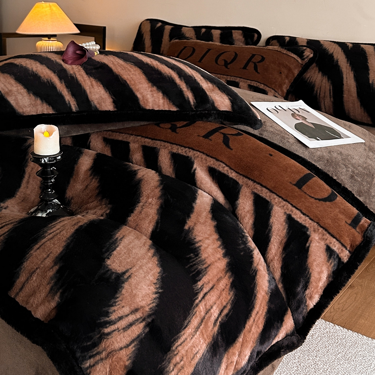 91家纺网 家纺一手货源 找家纺 梵克保罗 2025秋冬新款加厚8斤包边款美拉德仿兔毛皮草牛奶绒四件套 美拉德包边款-魅影