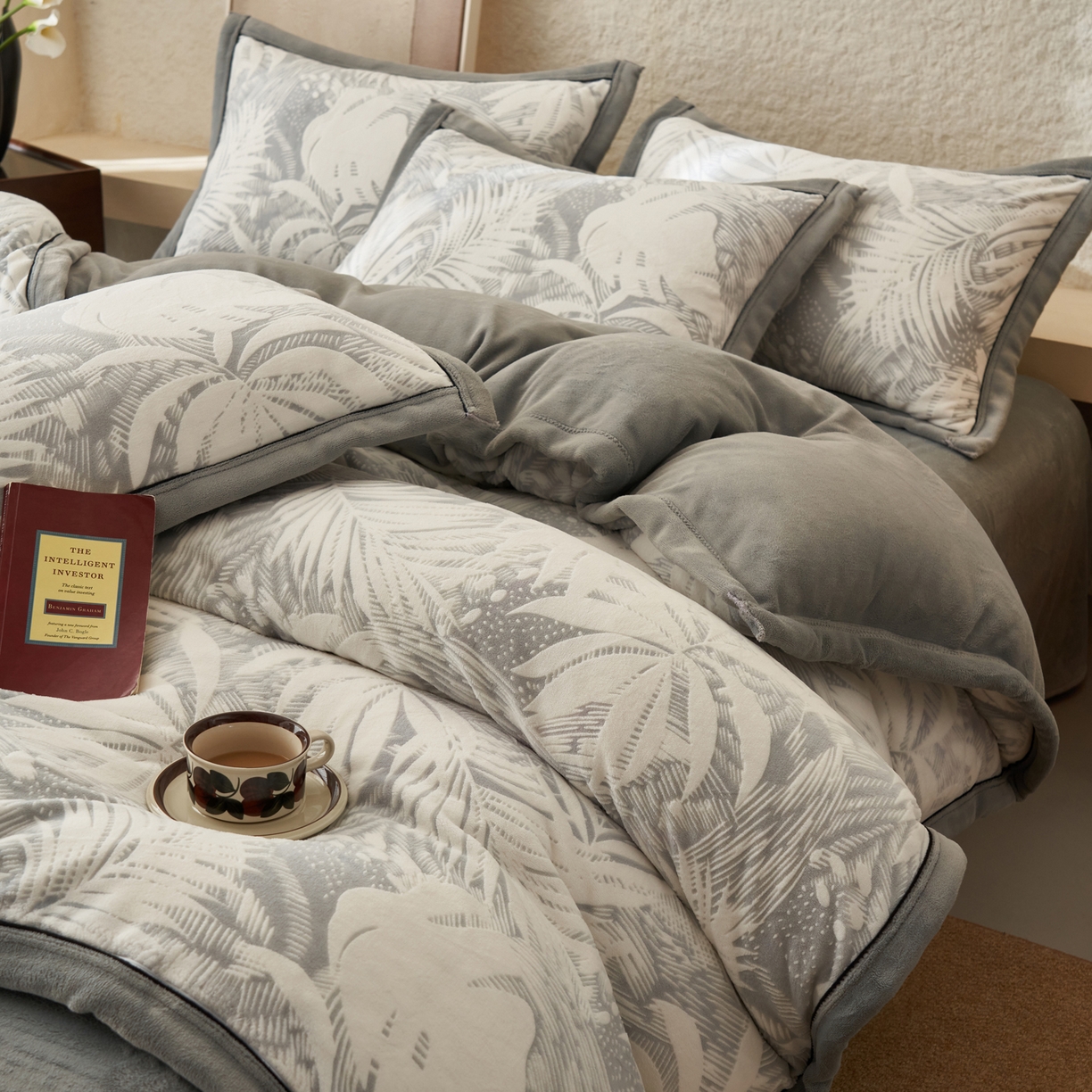 91家纺网 家纺一手货源 找家纺 寐绸家纺 2025秋冬新款230g牛奶绒染色雕花四件套 雕花四件套-漫步花庭