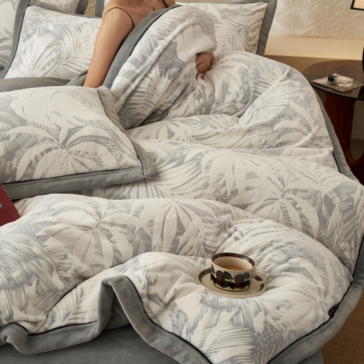 91家纺网 家纺一手货源 找家纺 寐绸家纺 2025秋冬新款230g牛奶绒染色雕花四件套 雕花四件套-漫步花庭