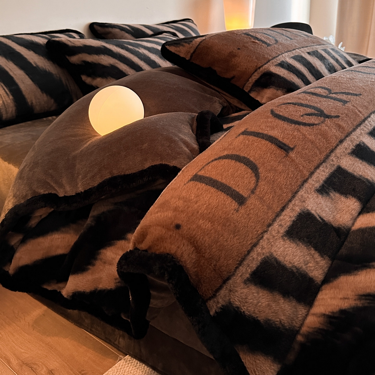 91家纺网 家纺一手货源 找家纺 梵克保罗 2025秋冬新款加厚8斤包边款美拉德仿兔毛皮草牛奶绒四件套 美拉德包边款-魅影