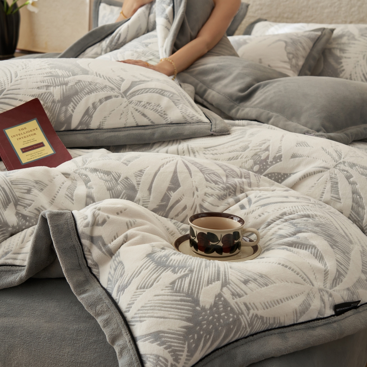 91家纺网 家纺一手货源 找家纺 寐绸家纺 2025秋冬新款230g牛奶绒染色雕花四件套 雕花四件套-漫步花庭