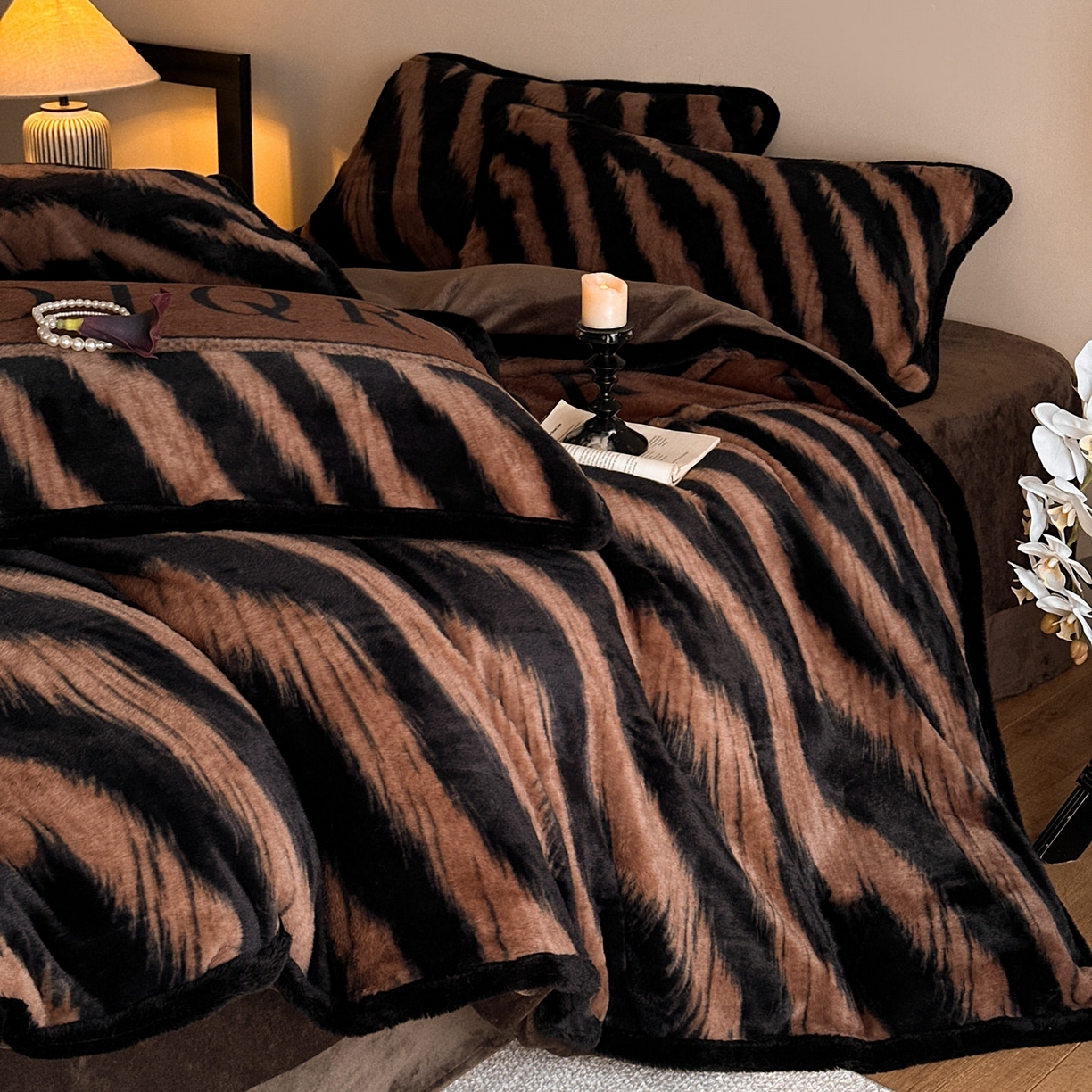 91家纺网 家纺一手货源 找家纺 梵克保罗 2025秋冬新款加厚8斤包边款美拉德仿兔毛皮草牛奶绒四件套 美拉德包边款-魅影