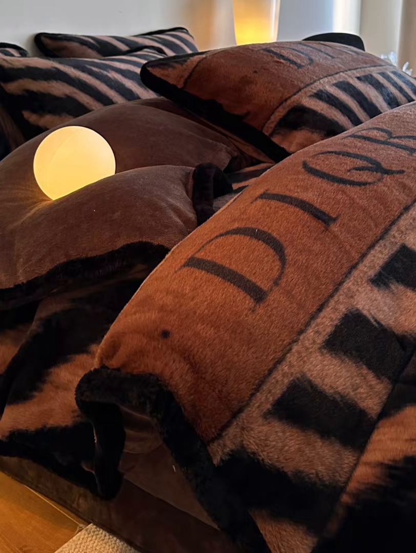 91家纺网 家纺一手货源 找家纺 梵克保罗 2025秋冬新款加厚8斤包边款美拉德仿兔毛皮草牛奶绒四件套 美拉德包边款-魅影