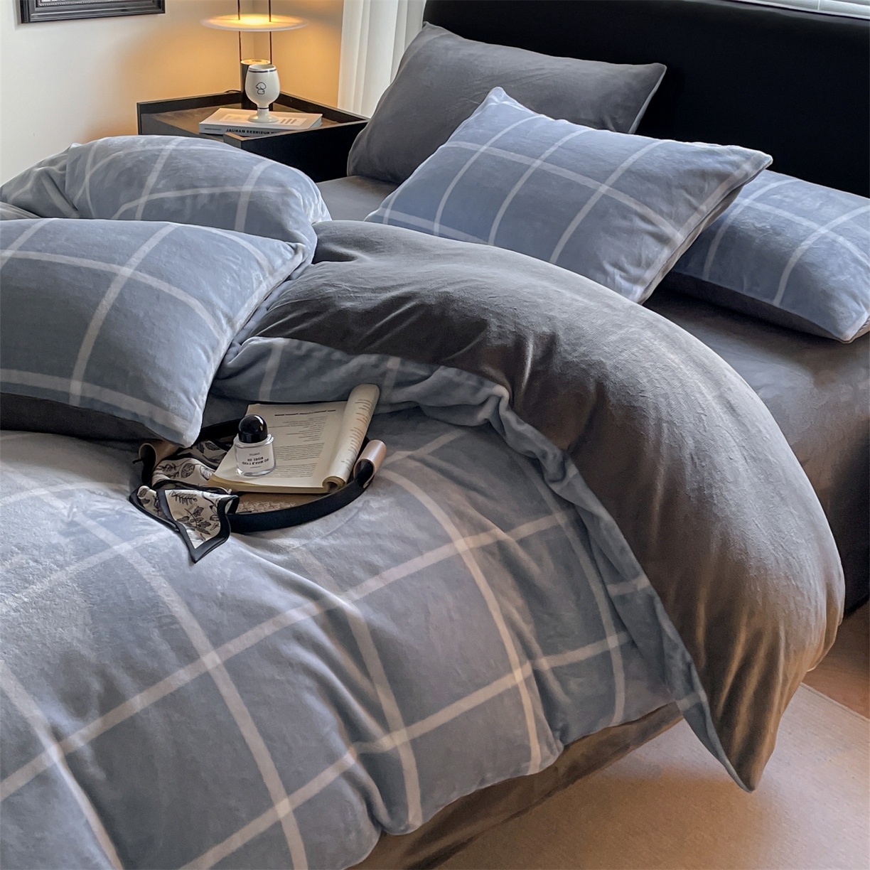 91家纺网 家纺一手货源 找家纺 本制 2025秋冬新款牛奶绒印花四件套 蓝色格调-深灰