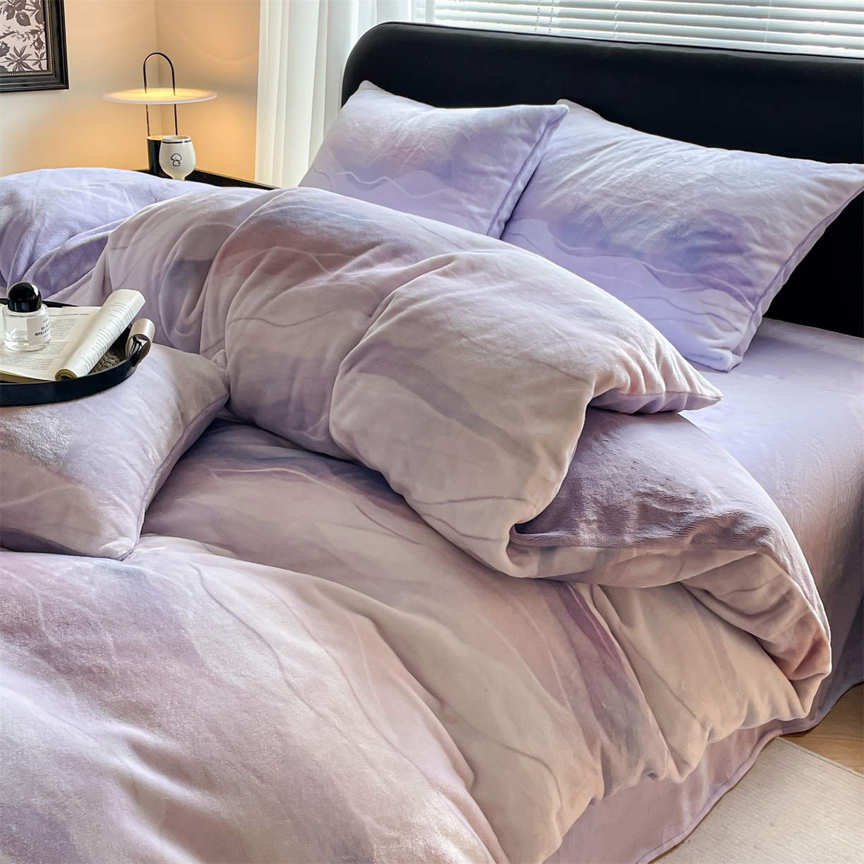 91家纺网 家纺一手货源 找家纺 本制 2025秋冬新款牛奶绒印花四件套 流年（紫）-风铃紫