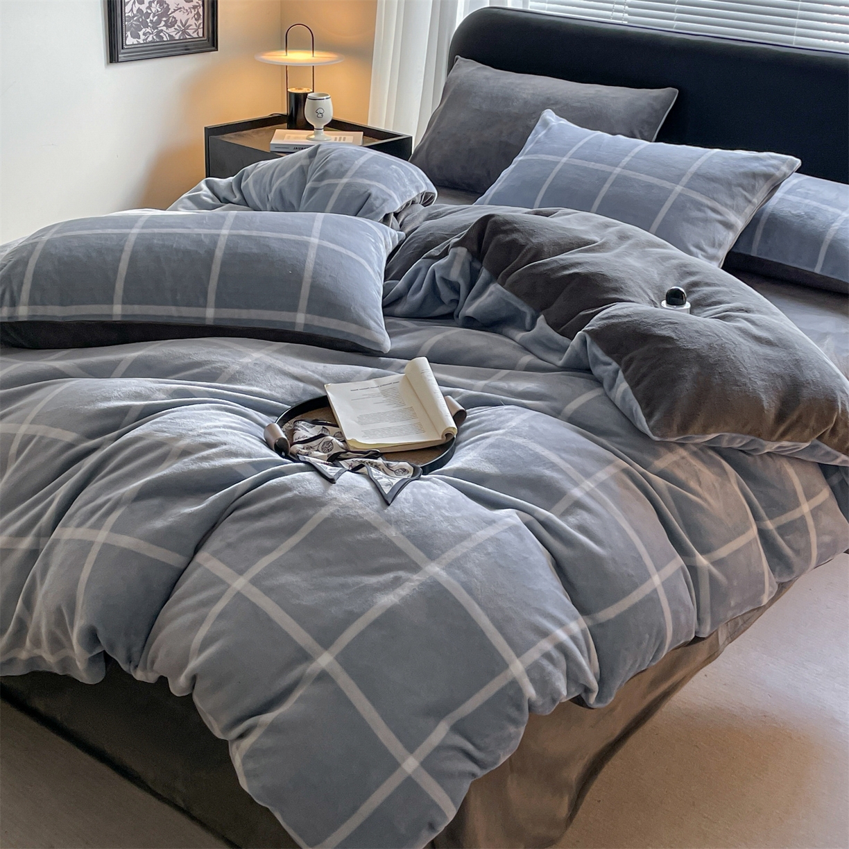 91家纺网 家纺一手货源 找家纺 本制 2025秋冬新款牛奶绒印花四件套 蓝色格调-深灰