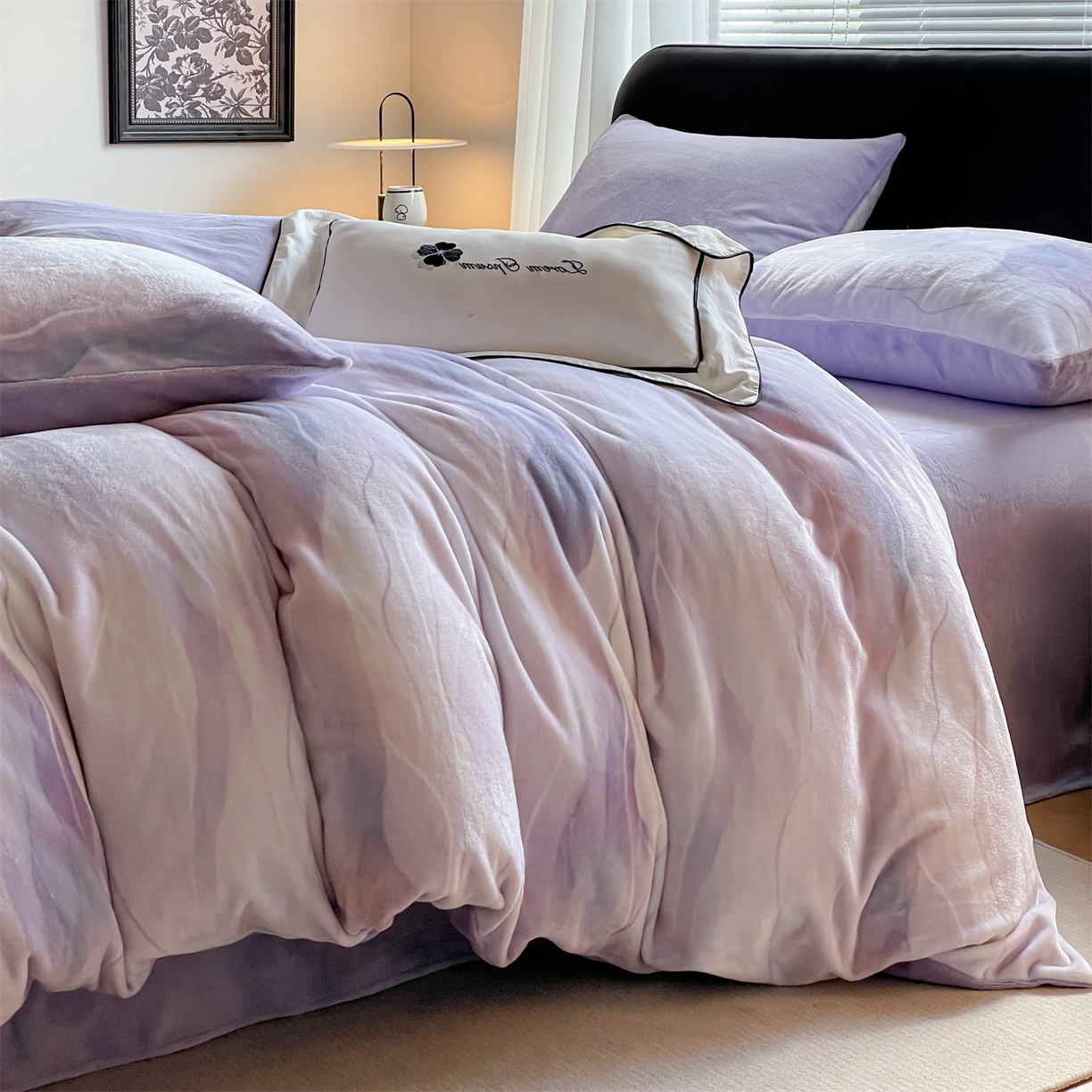 91家纺网 家纺一手货源 找家纺 本制 2025秋冬新款牛奶绒印花四件套 流年（紫）-风铃紫