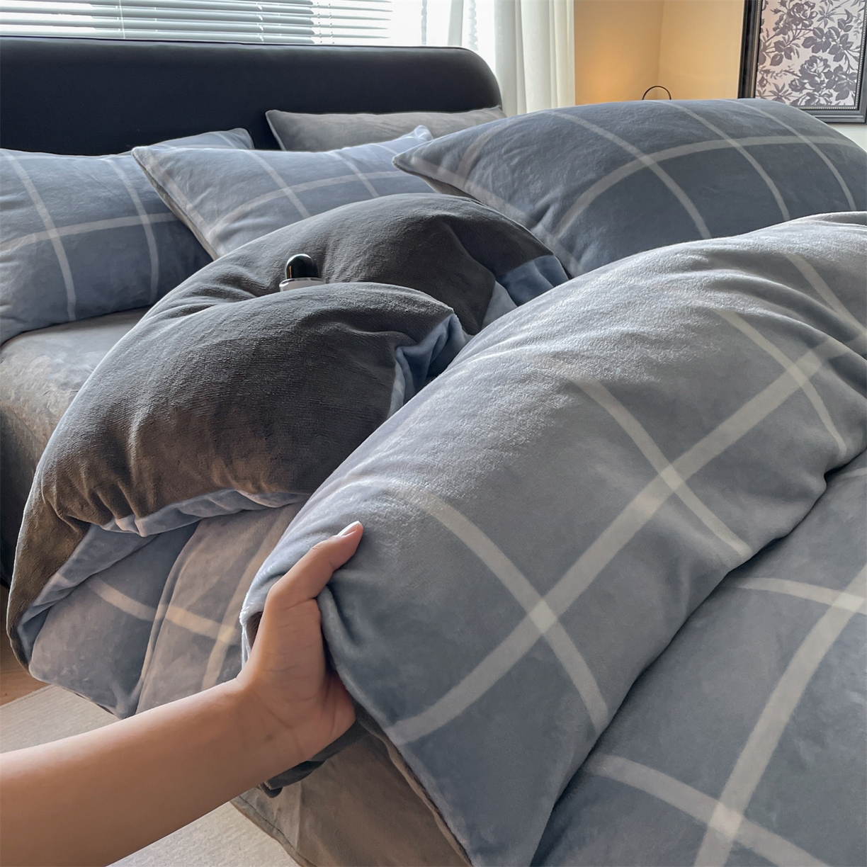 91家纺网 家纺一手货源 找家纺 本制 2025秋冬新款牛奶绒印花四件套 蓝色格调-深灰