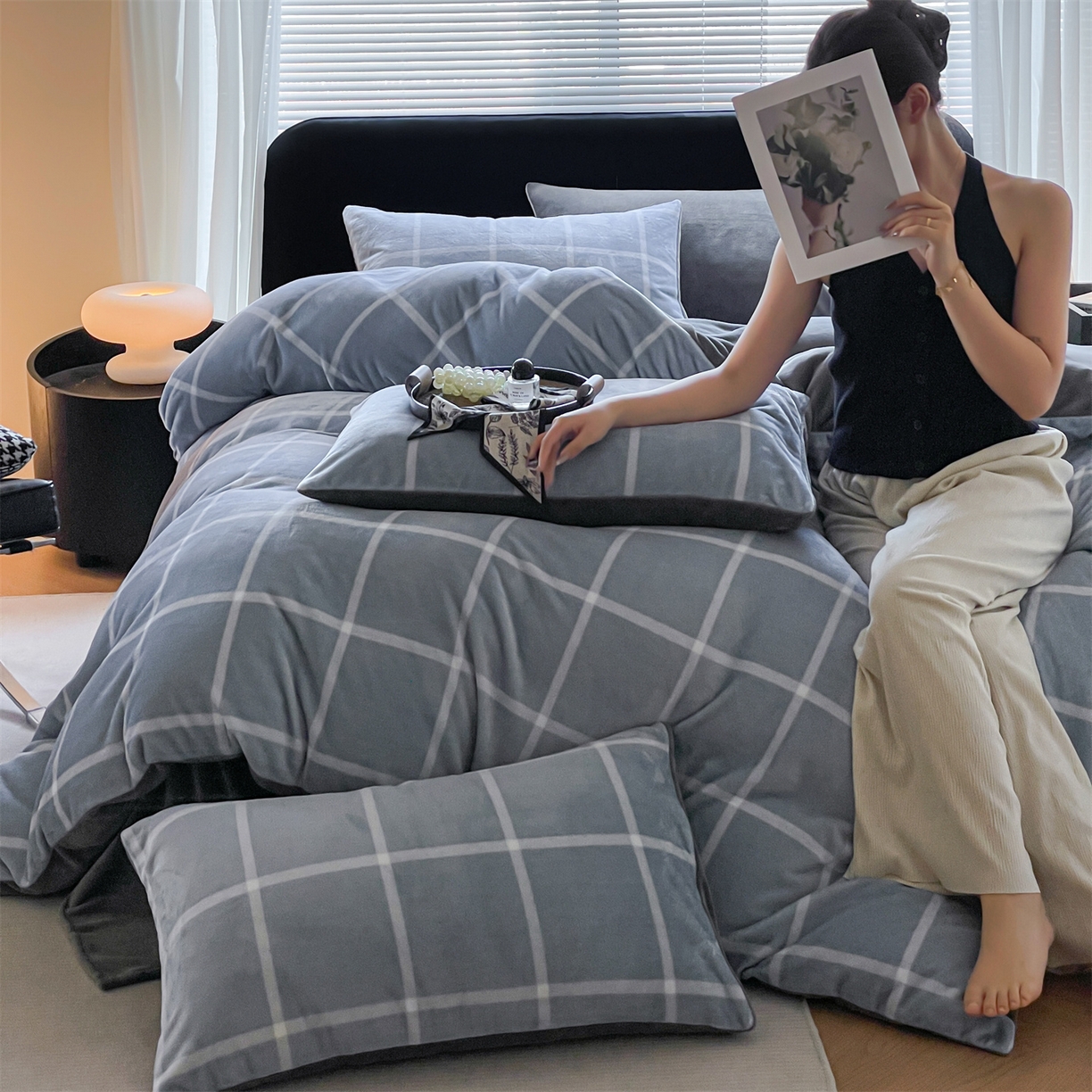 91家纺网 家纺一手货源 找家纺 本制 2025秋冬新款牛奶绒印花四件套 蓝色格调-深灰