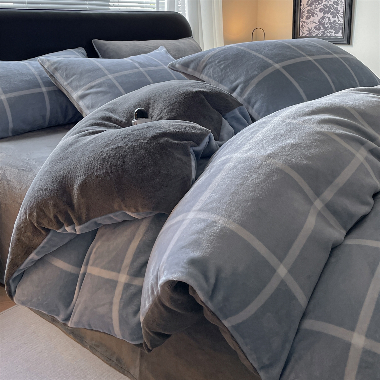 91家纺网 家纺一手货源 找家纺 本制 2025秋冬新款牛奶绒印花四件套 蓝色格调-深灰