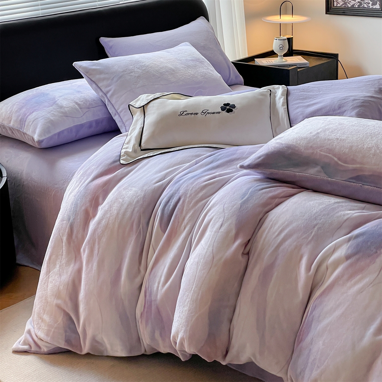 91家纺网 家纺一手货源 找家纺 本制 2025秋冬新款牛奶绒印花四件套 流年（紫）-风铃紫