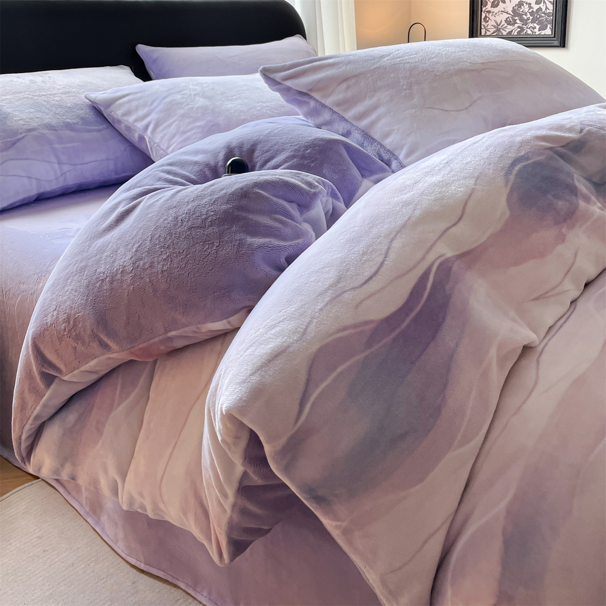 91家纺网 家纺一手货源 找家纺 本制 2025秋冬新款牛奶绒印花四件套 流年（紫）-风铃紫