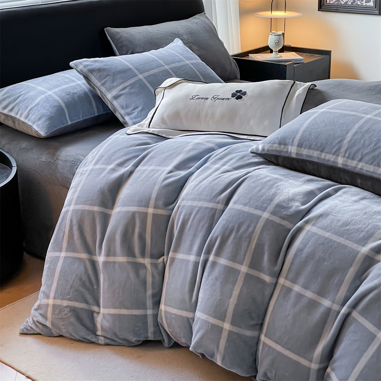 91家纺网 家纺一手货源 找家纺 本制 2025秋冬新款牛奶绒印花四件套 蓝色格调-深灰