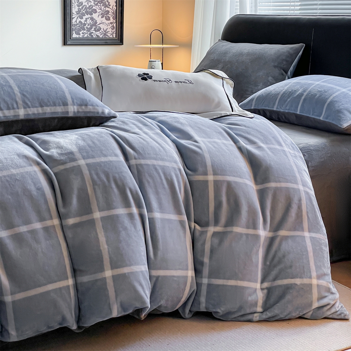 91家纺网 家纺一手货源 找家纺 本制 2025秋冬新款牛奶绒印花四件套 蓝色格调-深灰