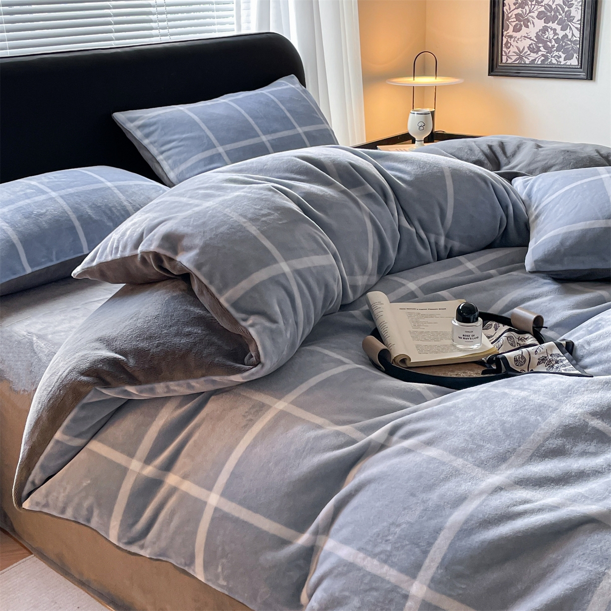 91家纺网 家纺一手货源 找家纺 本制 2025秋冬新款牛奶绒印花四件套 蓝色格调-深灰