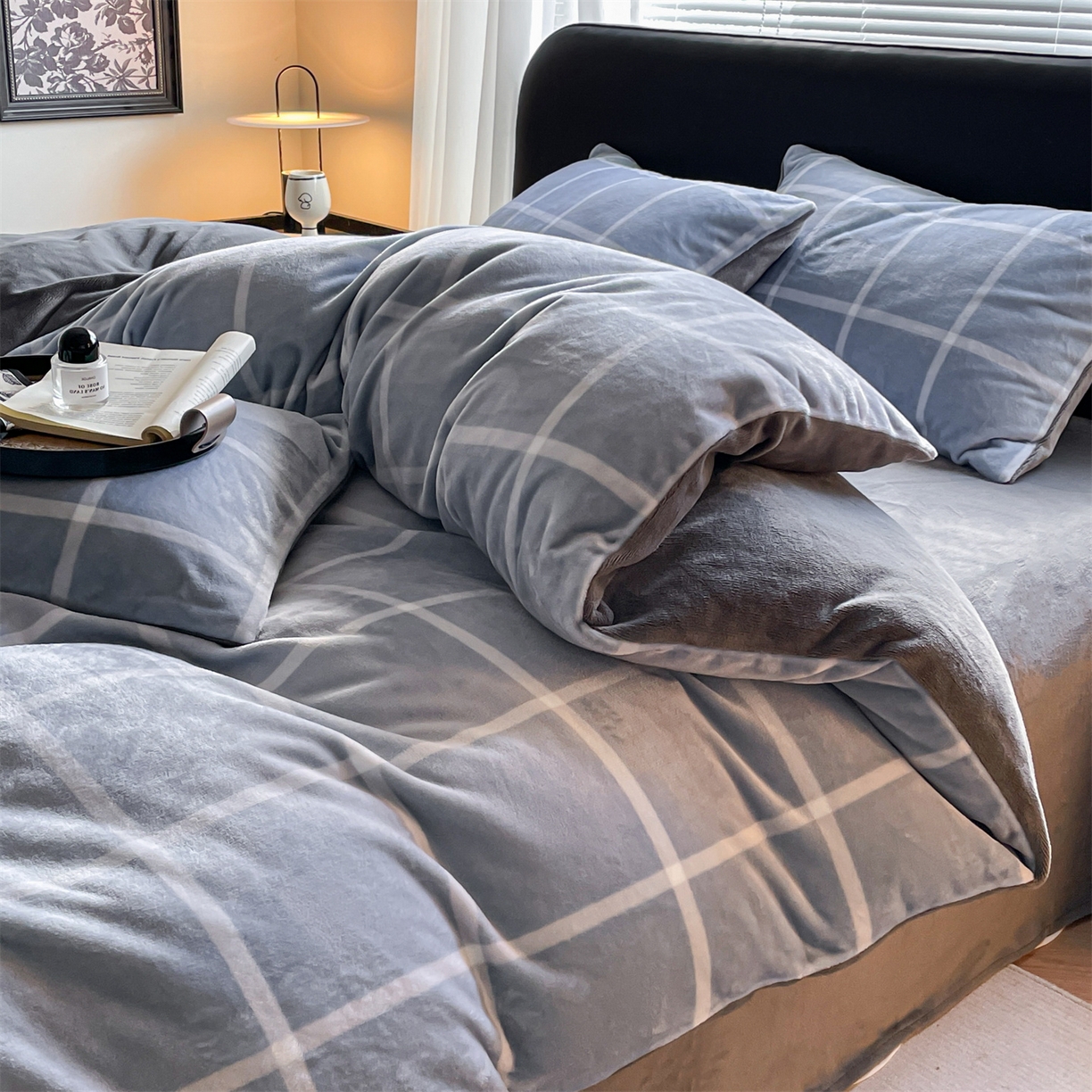 91家纺网 家纺一手货源 找家纺 本制 2025秋冬新款牛奶绒印花四件套 蓝色格调-深灰