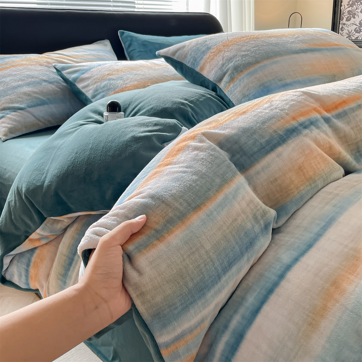 91家纺网 家纺一手货源 找家纺 本制 2025秋冬新款牛奶绒印花四件套 晨曦-里昂蓝