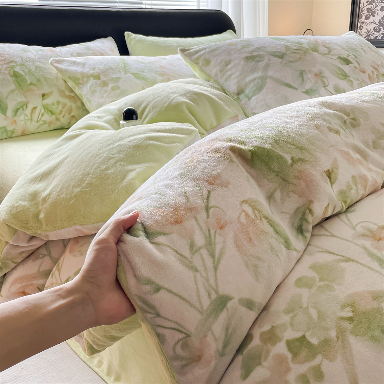 91家纺网 家纺一手货源 找家纺 本制 2025秋冬新款牛奶绒印花四件套 秘境（绿）-桉树绿