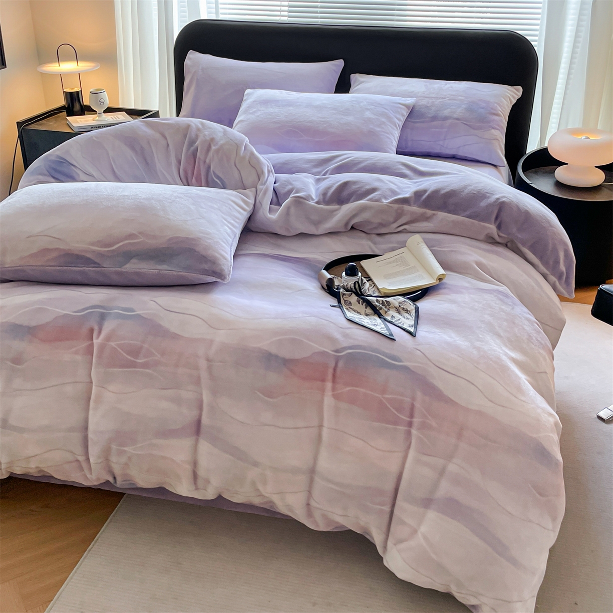 91家纺网 家纺一手货源 找家纺 本制 2025秋冬新款牛奶绒印花四件套 流年（紫）-风铃紫