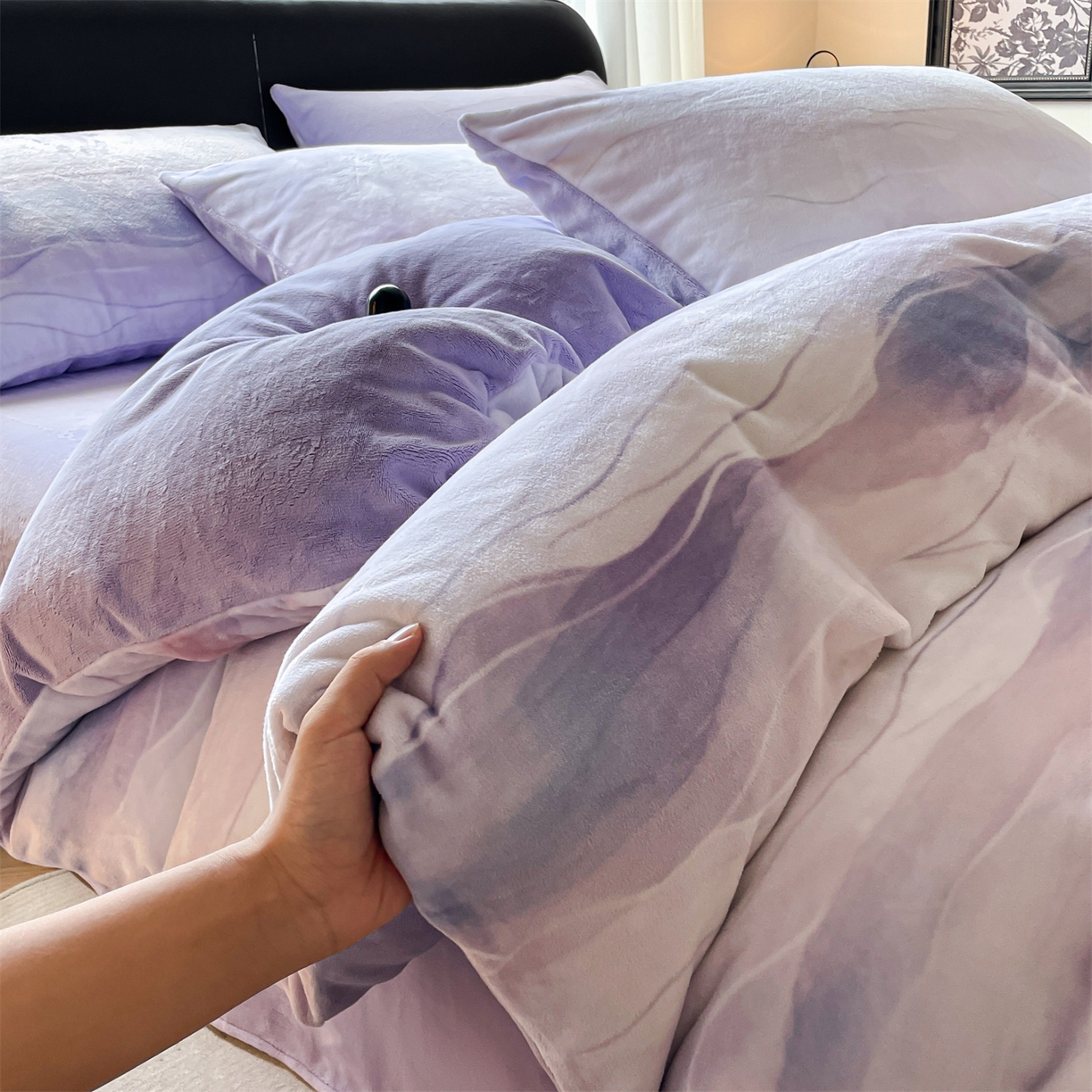 91家纺网 家纺一手货源 找家纺 本制 2025秋冬新款牛奶绒印花四件套 流年（紫）-风铃紫