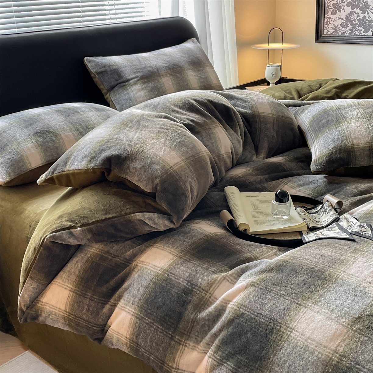 91家纺网 家纺一手货源 找家纺 本制 2025秋冬新款牛奶绒印花四件套 复古绿格-伯爵绿