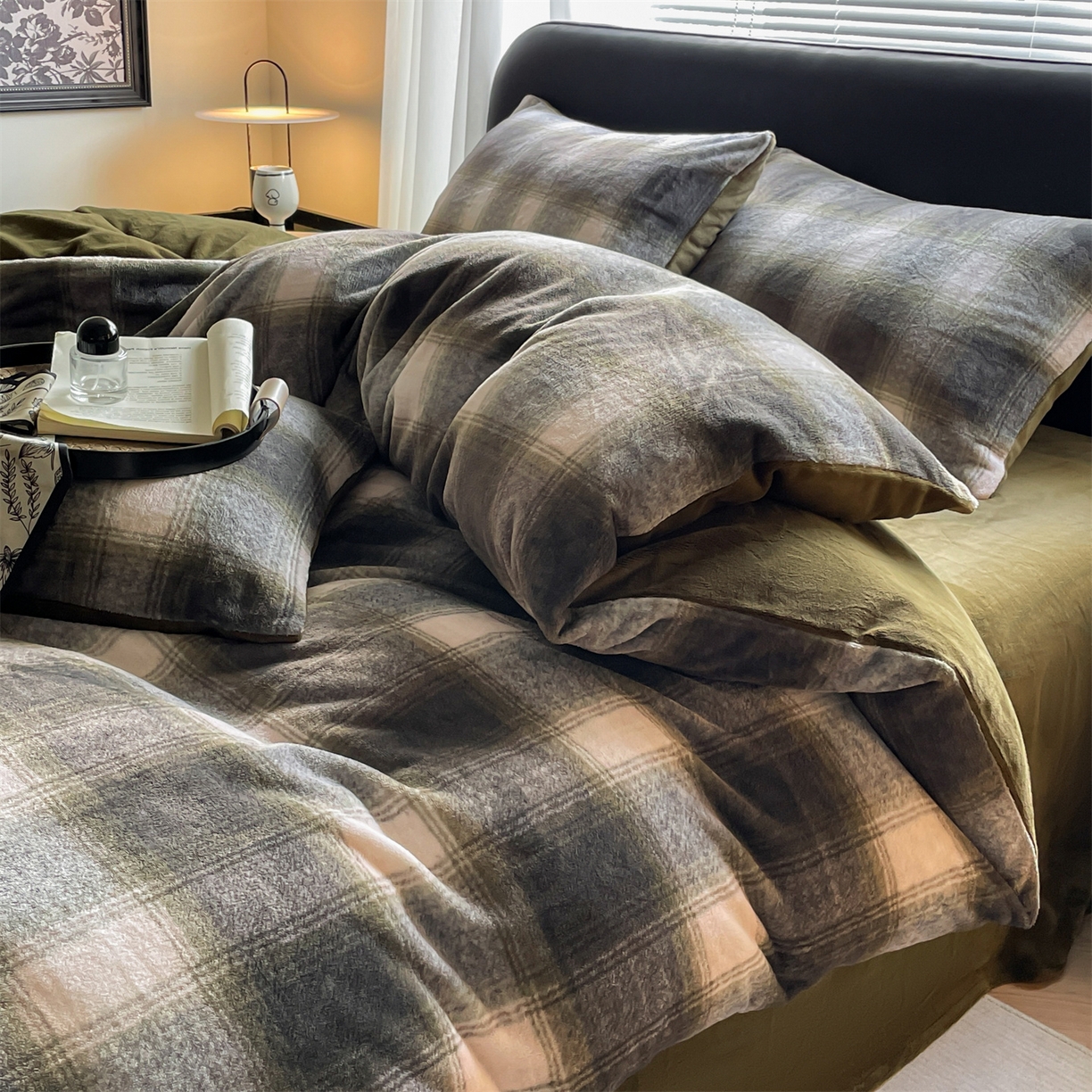 91家纺网 家纺一手货源 找家纺 本制 2025秋冬新款牛奶绒印花四件套 复古绿格-伯爵绿