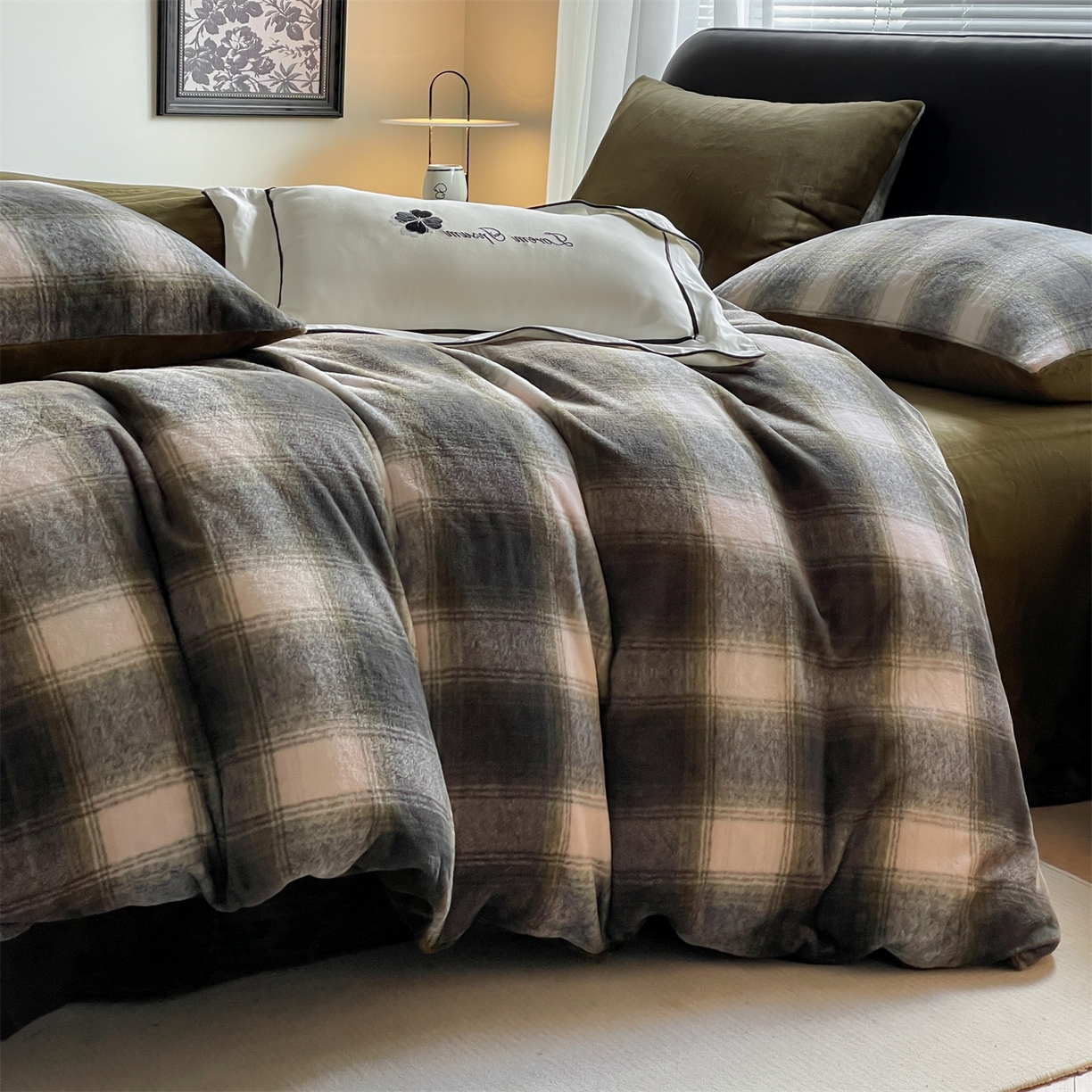 91家纺网 家纺一手货源 找家纺 本制 2025秋冬新款牛奶绒印花四件套 复古绿格-伯爵绿