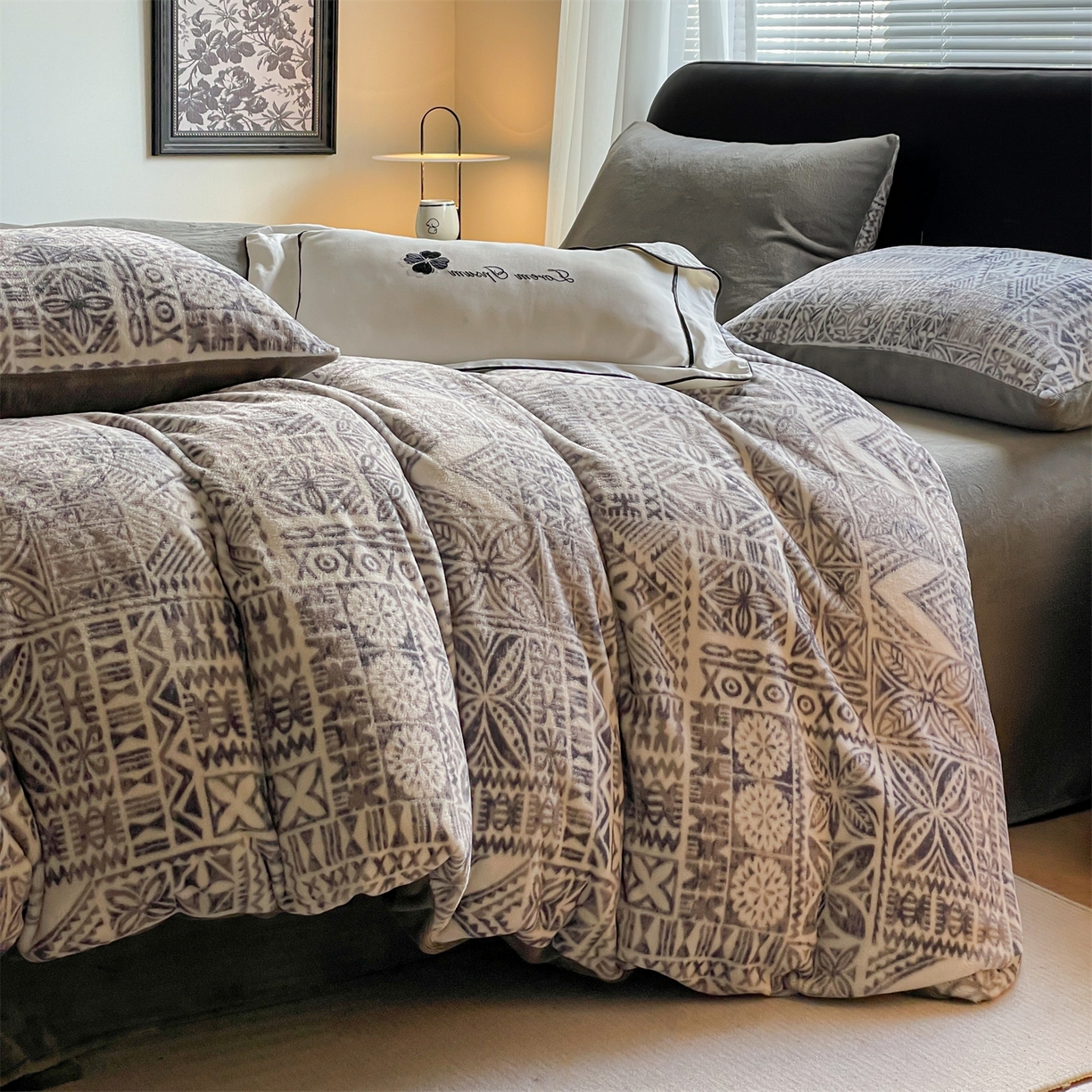 91家纺网 家纺一手货源 找家纺 本制 2025秋冬新款牛奶绒印花四件套 布洛格-中灰