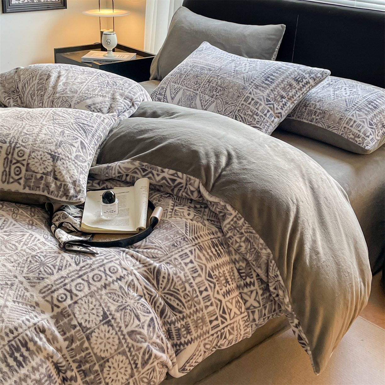 91家纺网 家纺一手货源 找家纺 本制 2025秋冬新款牛奶绒印花四件套 布洛格-中灰