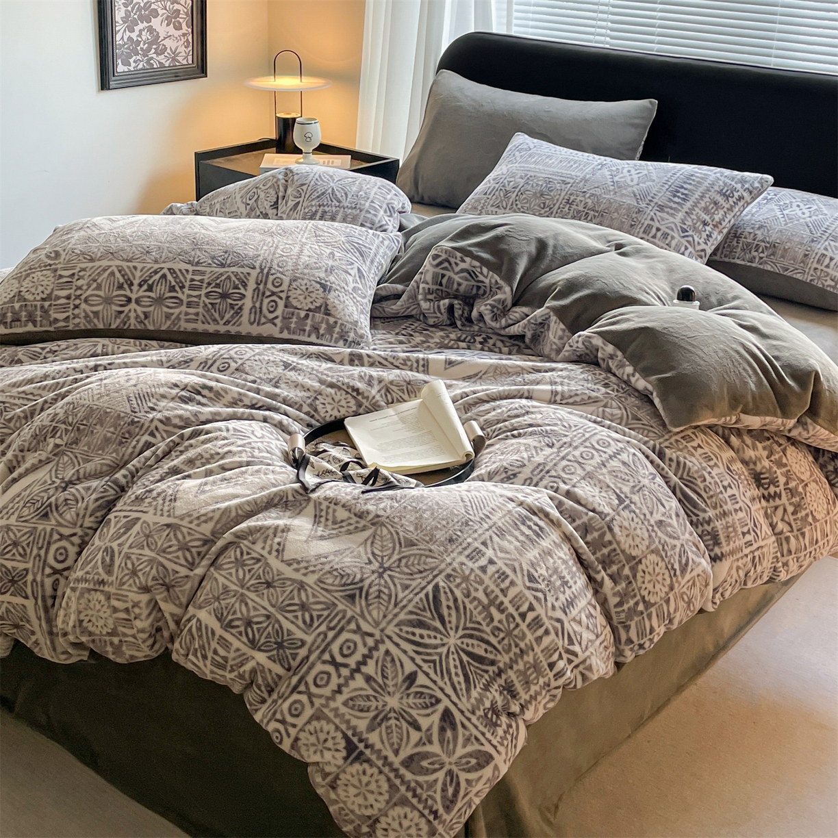 91家纺网 家纺一手货源 找家纺 本制 2025秋冬新款牛奶绒印花四件套 布洛格-中灰