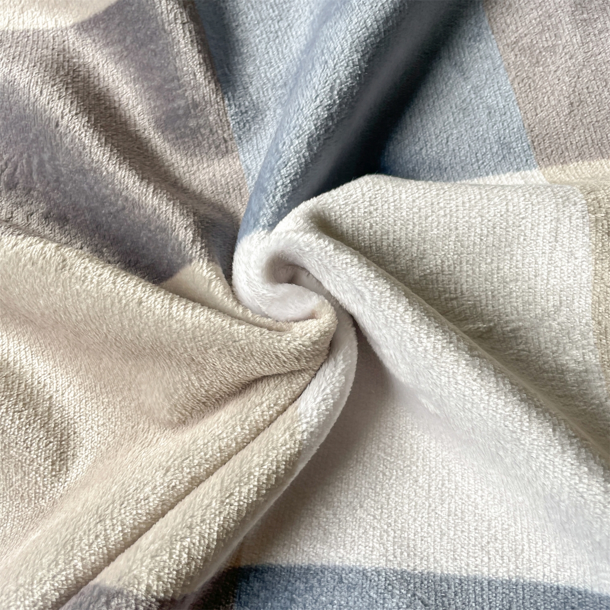 91家纺网 家纺一手货源 找家纺 本制 2025秋冬新款牛奶绒印花四件套 墨蓝-伯爵绿