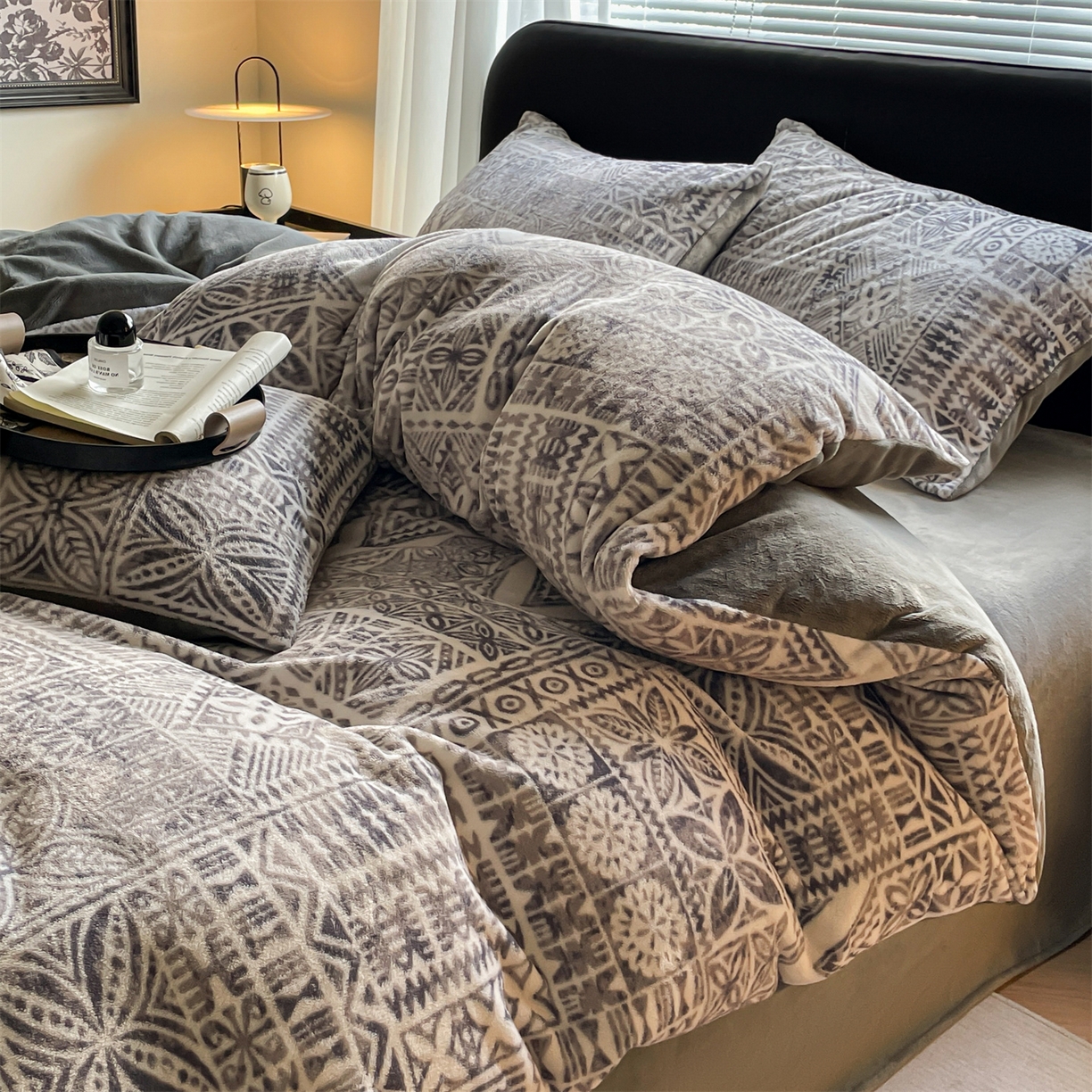 91家纺网 家纺一手货源 找家纺 本制 2025秋冬新款牛奶绒印花四件套 布洛格-中灰