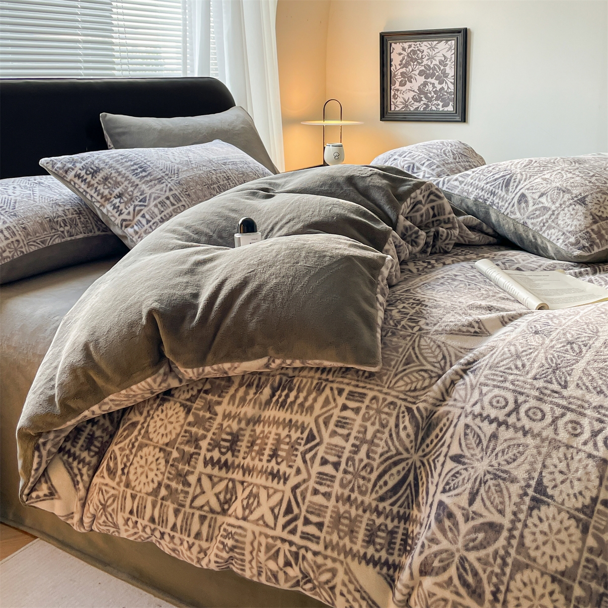 91家纺网 家纺一手货源 找家纺 本制 2025秋冬新款牛奶绒印花四件套 布洛格-中灰