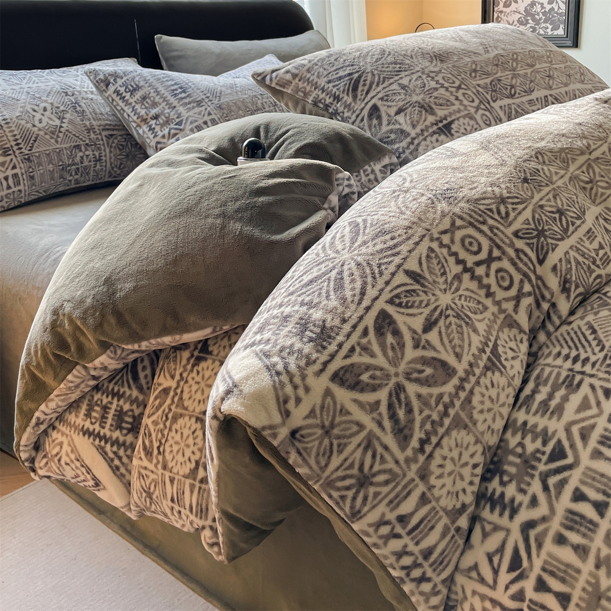 91家纺网 家纺一手货源 找家纺 本制 2025秋冬新款牛奶绒印花四件套 布洛格-中灰