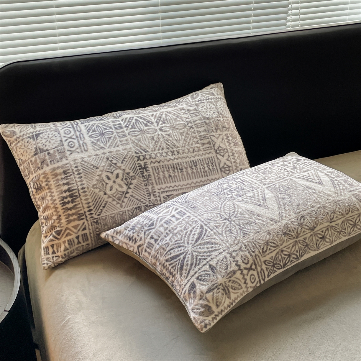 91家纺网 家纺一手货源 找家纺 本制 2025秋冬新款牛奶绒印花四件套 布洛格-中灰